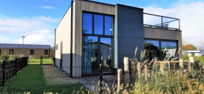 Enkhuizer Strand Cube Elite Estel mit Dachterrasse und Zaun Haus Nr 337